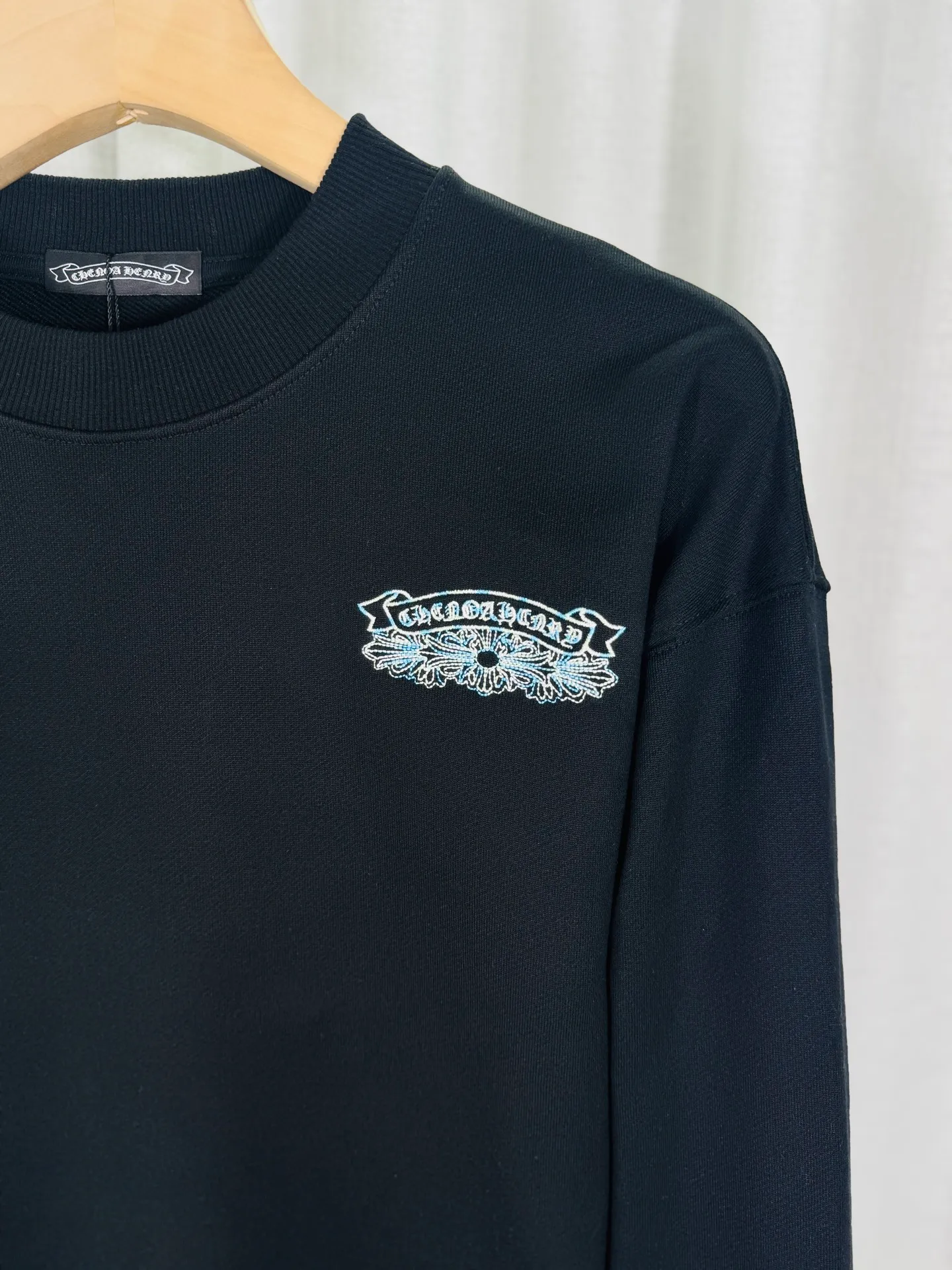 P240 top version, real shot without P, ​​different from market currency) 𝗖𝗵𝗿𝗼𝗺𝗲 𝗛𝗲𝗮𝗿𝘁𝘀/Cro Heart 2025 washed patch embroidery autumn and winter new original single counter American laser burnt 3D three-dimensional color embroidered couple casual sweatshirt 👑The highest version! Customized fabric 430g tripe terry fabric! American acid-washed and distressed original fabric laser burnt ✟appliqué embroidery and exquisite embroidery of letters! The best-selling model in the counter, very comfortable to wear. Accessories: original molded and authenticated collar label➕100% silk wash label. Genuine purchase-grade original hangtag➕matching hanging rope➕3D hanging beads➕original packaging bag. Craftsmanship: The original version has consistent wiring! The highest version of the armhole matching technique! Color: Gray Black Size: S M L XL Style No.: 9302